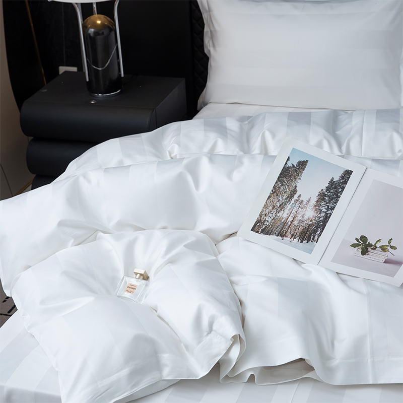 سرویس خواب هتلی پنج ستاره 7 سانتی متری ساتین استریپ ساده سفید 750TC 100% پنبه ای سرویس خواب هتلی پنج ستاره 7 سانتی متری ساتین استریپ ساده سفید 750TC 100% پنبه ای