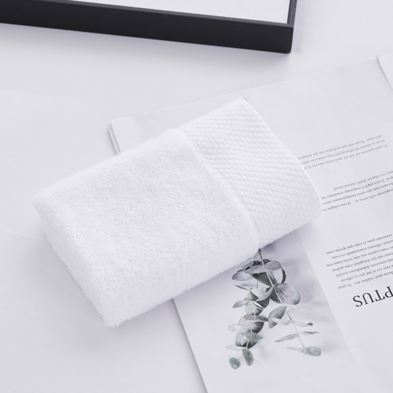 حوله حمام سفید هتل ژاکارد بوردر حوله حمام سفید هتل ژاکارد بوردر