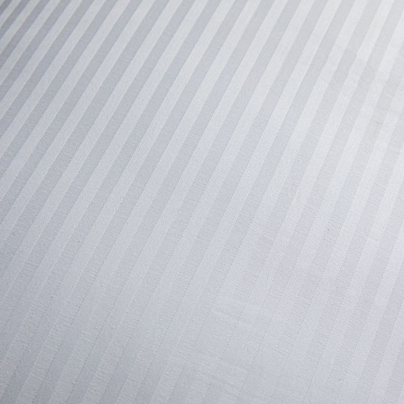 طرح هتل بالش راه راه سفید ساتین بالش هتل 5 ستاره طرح هتل بالش راه راه سفید ساتین بالش هتل 5 ستاره